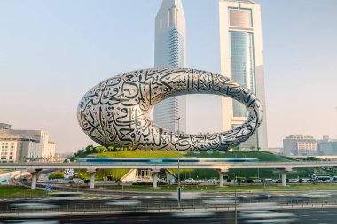 Dubai, Birleşik Arap Emirlikleri - 21 Haziran 2023: Dubai 'deki Geleceğin Müzesi ve Şeyh Zayed yolu