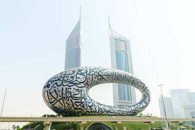 Dubai, Birleşik Arap Emirlikleri - 15 Ekim 2023: Dubai 'deki Geleceğin Müzesi ve Jumeirah Emirlikleri Kuleleri