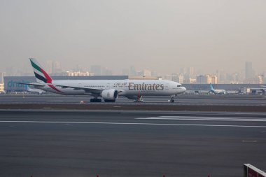 Dubai, BAE - 14 Mayıs 2024: Dubai havaalanında Emirlik uçağı taksicilik