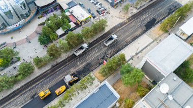 Bişkek, Kırgızistan - 22 Ağustos 2024: Ağır asfalt kaldırımlı yol yapımının havadan görünüşü