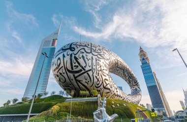 Dubai, Birleşik Arap Emirlikleri - 4 Mart 2024: Dubai 'de 3 parmak işareti ve Geleceğin Müzesi
