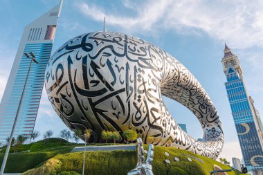Dubai, Birleşik Arap Emirlikleri - 4 Mart 2024: Dubai 'de turistlerle birlikte Geleceğin Müzesi yakınlarında üç parmak selamı işareti