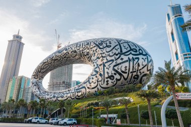 Dubai, Birleşik Arap Emirlikleri - 21 Haziran 2023: Geleceğin Müzesi 'nin arka tarafı