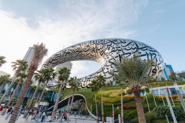 Dubai, Birleşik Arap Emirlikleri - 21 Haziran 2023: Turistlerle Gelecek Müzesi 'nin arka tarafı