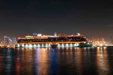 Gece Marina Limanı 'nda Dubai' deki Palm Jumeirah adasından görülmüş.