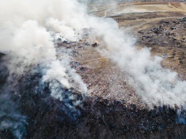 Yanan çöp yığınlarıyla dolu hava manzarası