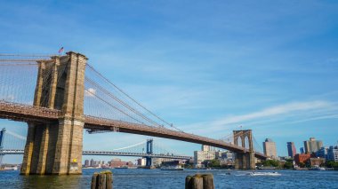 Brooklyn ve Manhattan köprüleri ile Brooklyn bölgesi bir gün boyunca ufuk çizgileri