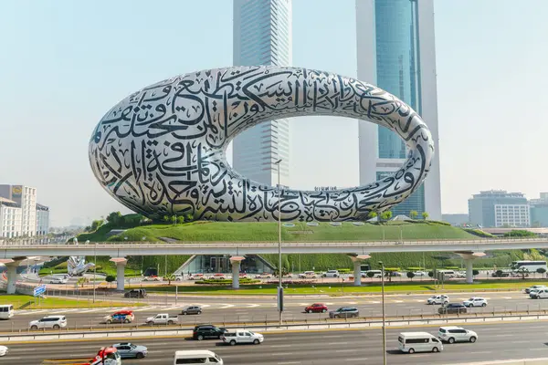 Dubai, Birleşik Arap Emirlikleri - 21 Haziran 2023: Dubai 'deki Geleceğin Müzesi ve Şeyh Zayed yolu