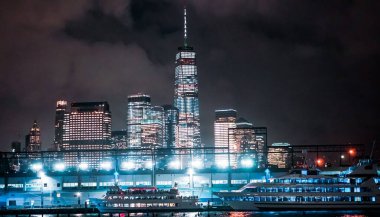 New York City gökdelenleri gece ünlü One World Trade Center binasıyla