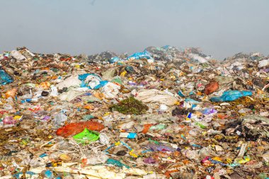 Çöp yığınlarını çöp sahasında yakmak