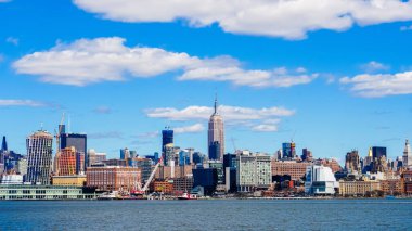 New York City bir gün boyunca ünlü Empire State Binası ile gökdelenler çiziyor.