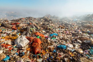 Çöp sahasında yanan çöp yığınlarının kapatılması