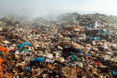 Çöp sahasında yanan çöp yığınlarının kapatılması