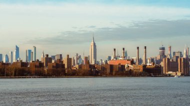 Bir gün boyunca ünlü Empire State Binası 'yla New York City siluetleri. New Jersey manzarası