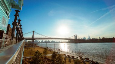 New York 'un Aşağı Manhattan gökdelenleri ve Brooklyn Köprüsü