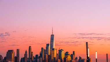 New York City 'nin Aşağı Manhattan siluetleri gün batımında ünlü One World Trade Center binasıyla