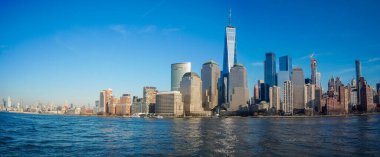 New York City 'nin Aşağı Manhattan siluetleri ve Brooklyn köprüsü ile ünlü One World Trade Center binası