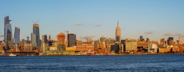 New York, ABD - 15 Mart 2021: New York gökdelenleri mimarisi alacakaranlıkta