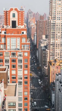 NEW YORK, ABD - 15 Haziran 2022: Sarı taksiler ve mağazalar ile New York 'un işlek caddesi