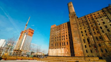 New York, ABD - 15 Aralık 2019: New York 'taki Domino Park eski fabrika binası