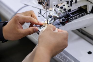 Elektrikli dikiş makinesinin terzi dikiş düğmesini kapat