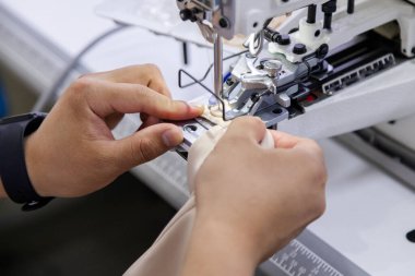 Elektrikli dikiş makinesinin terzi dikiş düğmesini kapat