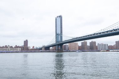 Manhattan Köprüsü 'nün kıyı şeridi ve doğu nehri manzarası