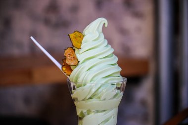 Üzerinde şam fıstığı olan nefis çikolatalı gofretler, siyah bir tepside sunuluyor ve yemek servisi seçeneklerine lüks bir dokunuş ekleniyor.