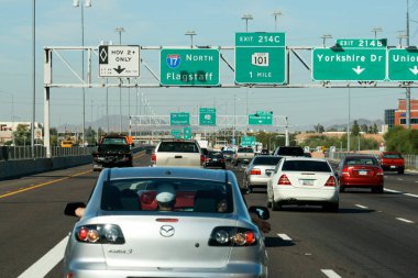 NEW YORK, ABD - 10 Temmuz 2022: ABD otoyolunda bir gün boyunca arabalarla yol tabelası