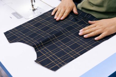 Elektrikli dikiş makinesi dikmek için terziyi kapatın.