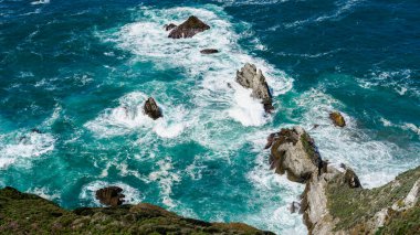 Kayalık kayalıkların yanında okyanus dalgaları