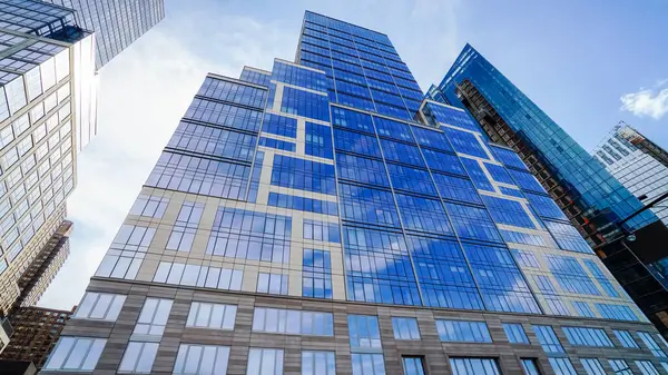 Mavi gökyüzü arka plan üzerinde ofis