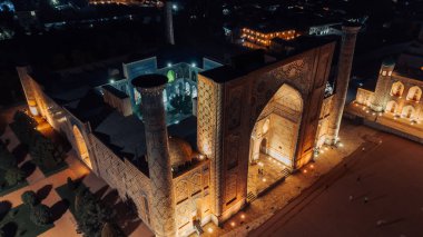 Gece Semerkant Özbekistan 'daki Registan Meydanı' nın hava görüntüsü