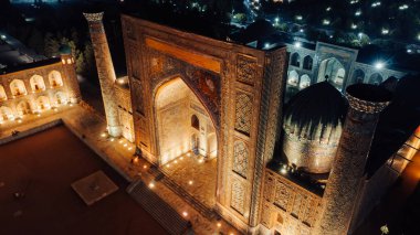 Gece Semerkant Özbekistan 'daki Registan Meydanı' nın hava görüntüsü