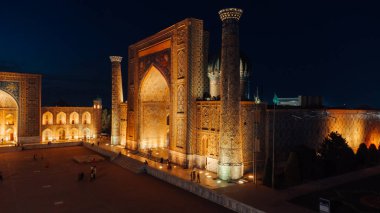 Gece Semerkant Özbekistan 'daki Registan Meydanı' nın hava görüntüsü