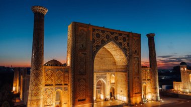 Gece Semerkant Özbekistan 'daki Registan Meydanı' nın hava görüntüsü