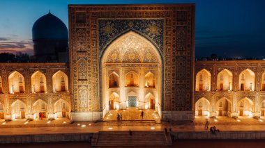 Gece Semerkant Özbekistan 'daki Registan Meydanı' nın hava görüntüsü