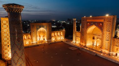 Gece Semerkant Özbekistan 'daki Registan Meydanı' nın hava görüntüsü
