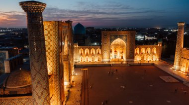Gece Semerkant Özbekistan 'daki Registan Meydanı' nın hava görüntüsü