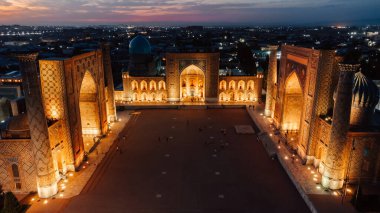 Gece Semerkant Özbekistan 'daki Registan Meydanı' nın hava görüntüsü
