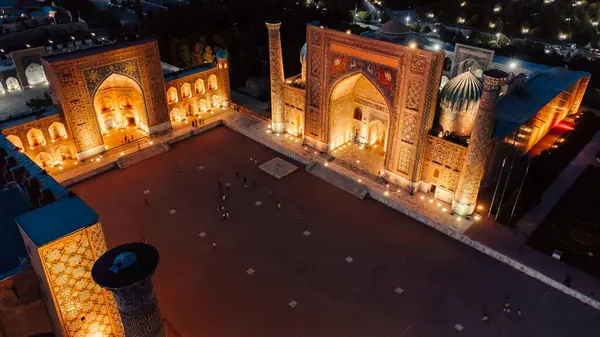 Gece Semerkant Özbekistan 'daki Registan Meydanı' nın hava görüntüsü