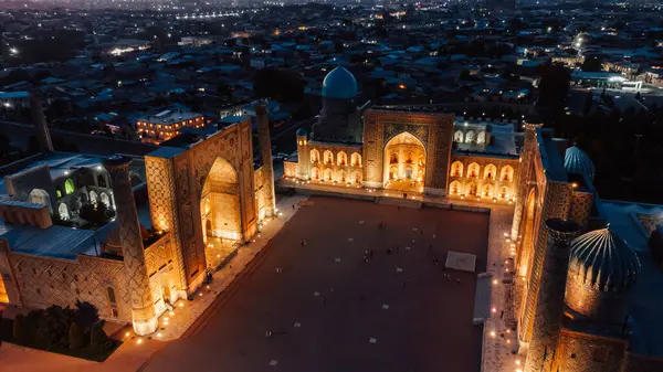 Gece Semerkant Özbekistan 'daki Registan Meydanı' nın hava görüntüsü