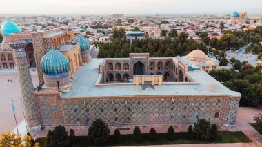 Güneş batarken Semerkant Özbekistan 'daki Registan Meydanı' nın hava görüntüsü