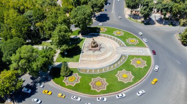 Semerkant, Özbekistan - 24 Mayıs 2021: Semerkand Özbekistan 'daki Amir Temur Anıtı' nın Havadan Görünümü