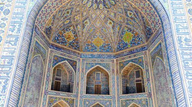 Semerkant Özbekistan 'daki Registan Meydanı' ndaki camide bir gün boyunca İslami süsler