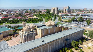 Arka planda Bibi-Khanym Camii ve Özbekistan 'daki Hazrat Khizr Camii' nin havadan görünüşü