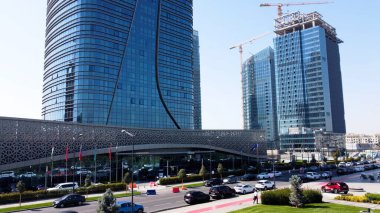 Taşkent, Özbekistan - 24 Mayıs 2021: Taşkent şehir parkı ile Hilton otelinin havadan görüntüsü