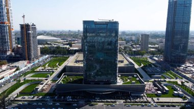 Taşkent, Özbekistan - 24 Mayıs 2021: Taşkent şehir parkı ile Hilton otelinin havadan görüntüsü