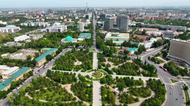 Taşkent, Özbekistan - 24 Mayıs 2022: Özbekistan Oteli ile birlikte Taşkent Özbekistan 'daki Amir Timur Meydanı' nın havadan görünüşü