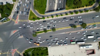 Taşkent 'te arabalı yolların en tepeden aşağı görüntüsü